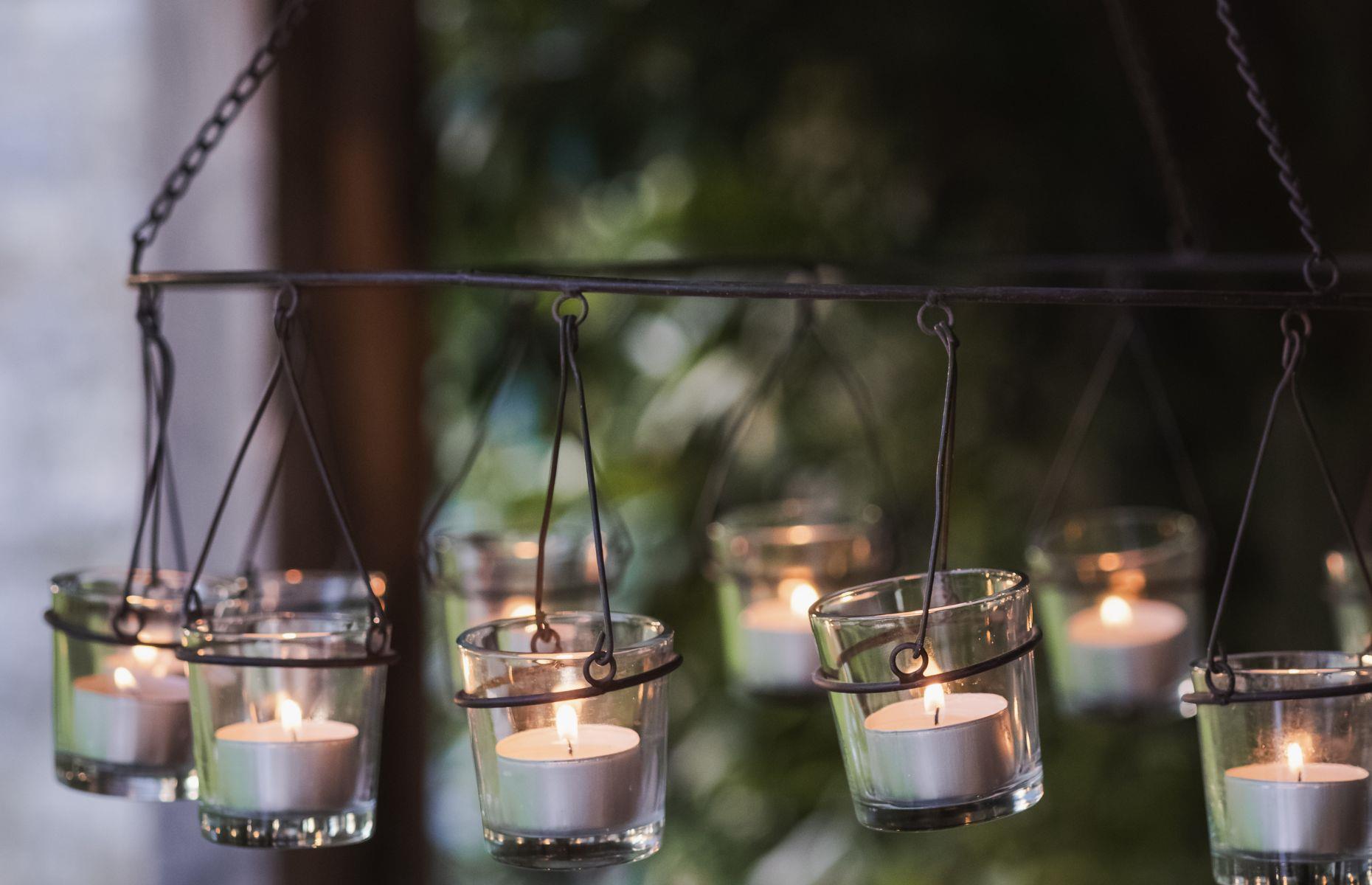 Display a tealight chandelier